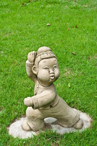 Statue chinoise sur le champ d'herbe dans le temple — Photo