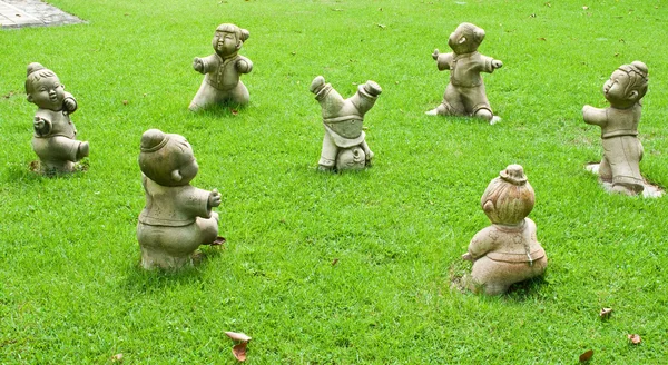 Kinesiska staty på gräsplan i templet — Stockfoto