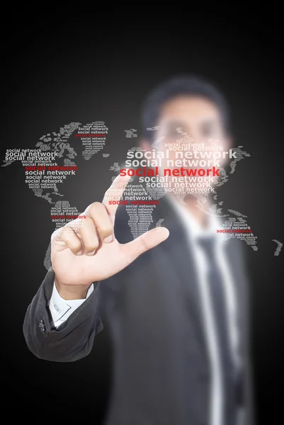 Asiatiska affärsman pushing sociala nätverk — Stockfoto