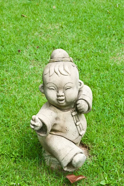 Kinesiska staty på gräsplan i templet. — Stockfoto