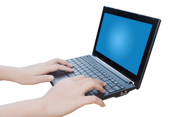 Laptop en handen geïsoleerd met uitknippad — Stockfoto