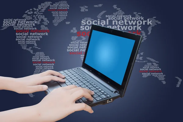 Laptop met social network — Stockfoto