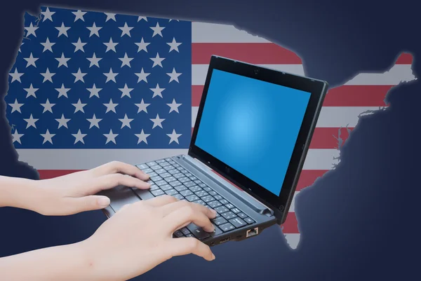 Ruka tlačí notebooku klávesnice s usa vlajka — Stock fotografie