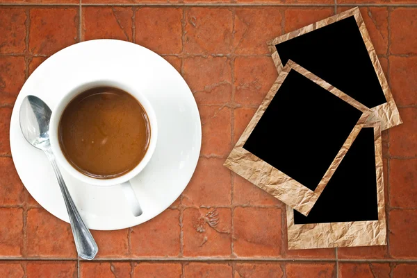 Kaffeetasse auf der Zementstruktur mit Fotorahmen — Stockfoto