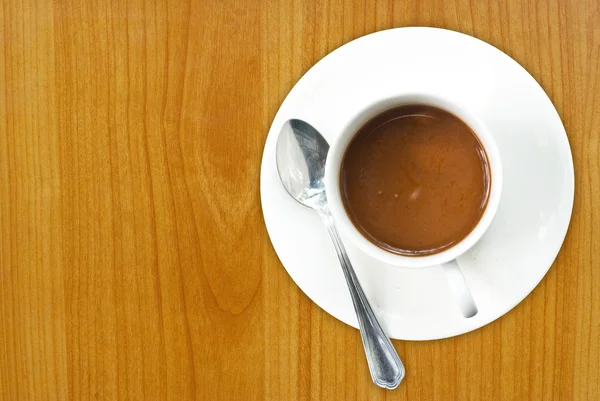 Кофейная чашка на текстуре дерева — стоковое фото