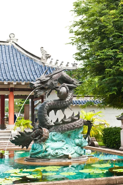 Статуя дракона в парке — стоковое фото