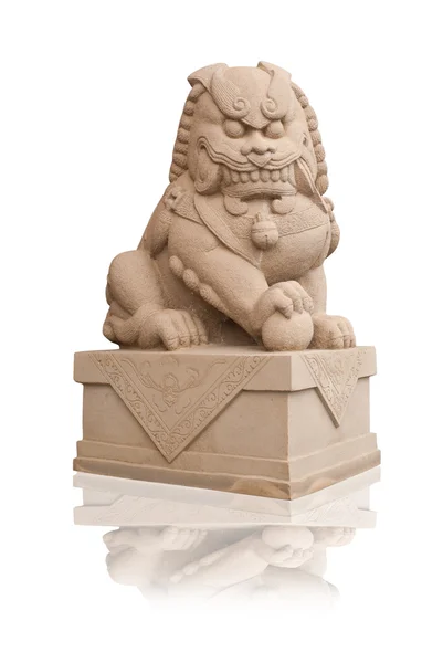 Pomnik Lwa chińskiego na białym tle na białym tle. — Zdjęcie stockowe