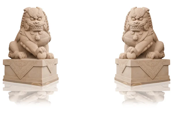 Chinese Leeuw standbeeld geïsoleerd op de witte achtergrond. — Stockfoto