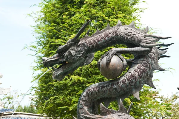 Chinese stijl draak standbeeld. — Stockfoto
