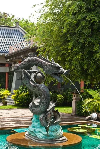 Estátua de dragão no parque. — Fotografia de Stock