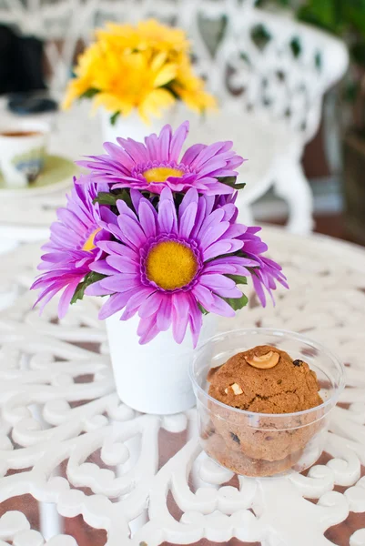 Ζωηρόχρωμο λουλούδι στο καφενείο. — Φωτογραφία Αρχείου