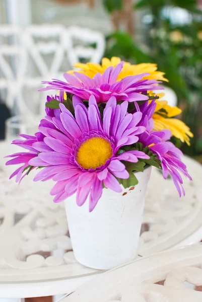 Kafedeki renkli çiçek. — Stok fotoğraf