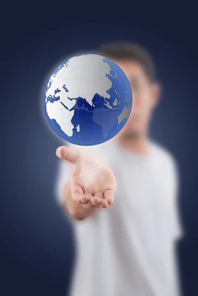 Азиат держит в руке светящийся земной шар — стоковое фото