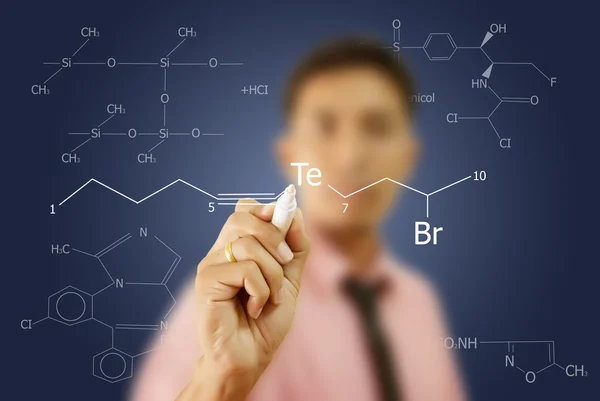 Professor asiático escrevendo fórmula científica no quadro branco . — Fotografia de Stock