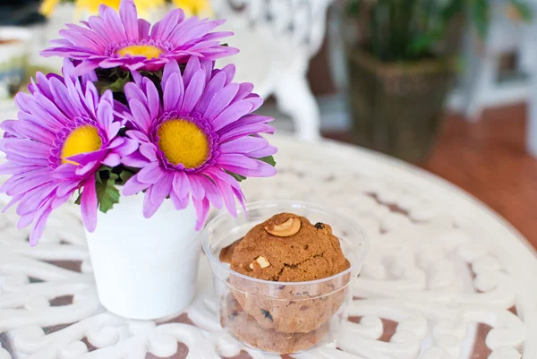 Skönhet blomma med cookies — Stockfoto