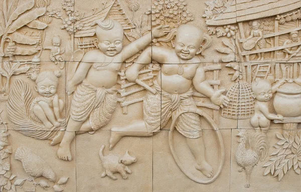 Памятник истории Таиланда на стене храма — стоковое фото