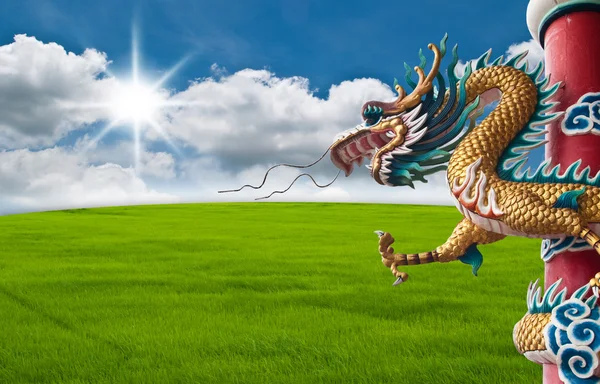 Dragon staty med fältet blå himmel. — Stockfoto