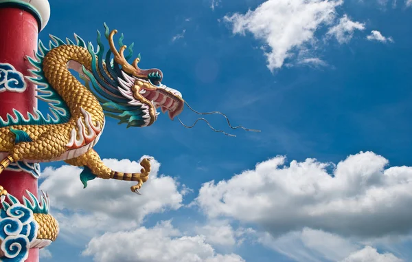 Statue de dragon avec le champ de ciel bleu . — Photo