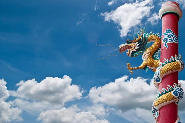 龙雕像与蓝蓝的天空字段. — 图库照片