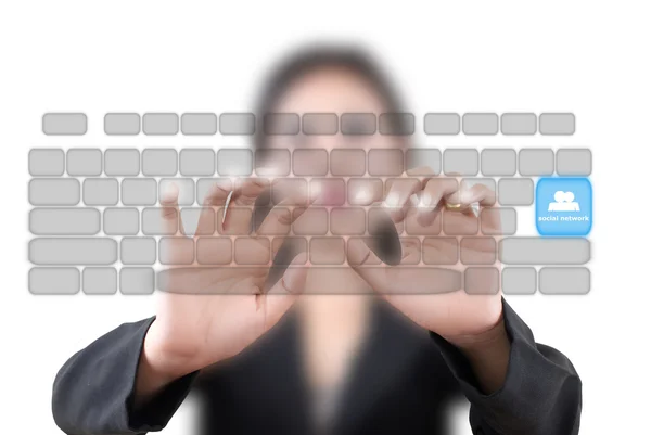 Asiatische Geschäftsfrau schiebt Tastatur auf das Whiteboard — Stockfoto