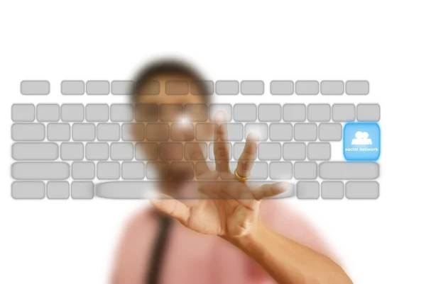 Asiático empresario empujando teclado en la pizarra blanca — Foto de Stock