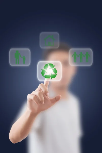 Empresario asiático presionando el botón de reciclaje en la pizarra blanca — Foto de Stock