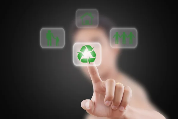 Empresario asiático presionando el botón de reciclaje en la pizarra blanca —  Fotos de Stock