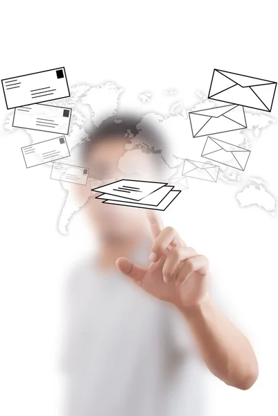 Asiatico uomo spingendo mail per social network — Foto Stock