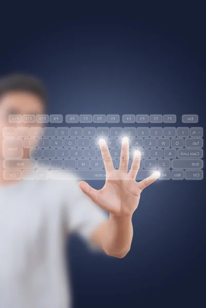 Empresário asiático empurrando teclado para o conceito de tecnologia — Fotografia de Stock