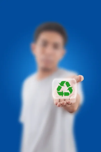 Asiatiska mannen ger återvinning symbol för rädda världen — Stockfoto