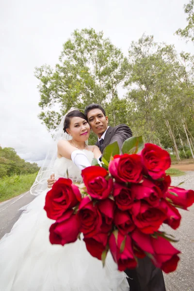 Aziatische man en vrouw in bruiloft concept. — Stockfoto