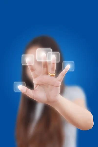 Asiatico donna spingendo digitale pulsante su il lavagna — Foto Stock