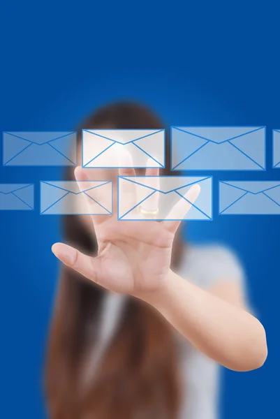Asiatiska affärer lady driver mail för sociala nätverk. — Stockfoto