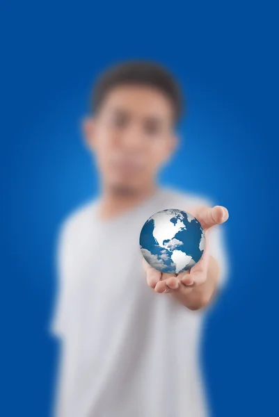 Asyalı adam elinde parlayan bir dünya küre tutan — Stok fotoğraf