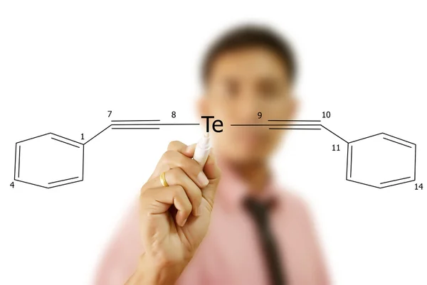 Asiatischer Lehrer schreibt wissenschaftliche Formel auf Whiteboard — Stockfoto