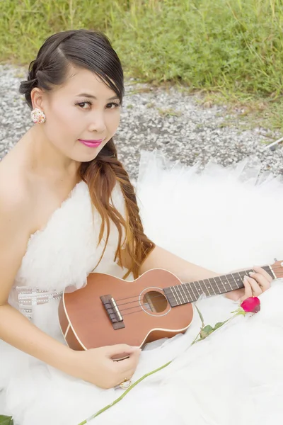 Krása nevěsta ve svatebních šatech — Stock fotografie