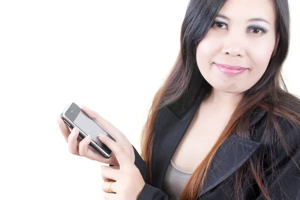 Азиатская бизнес-леди толкает мобильный телефон для связи — стоковое фото
