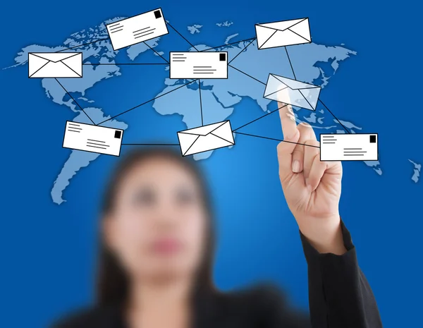 Asiatico business signora spingendo mail per social network — Foto Stock