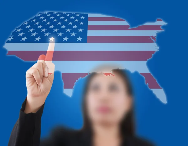 Азиатская бизнес-леди толкает карту США — стоковое фото