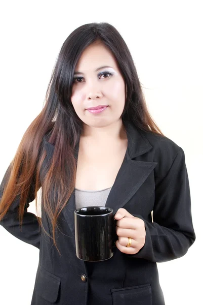 Ασιατική κυρία επιχειρήσεων, βάζοντας φλιτζάνι καφέ — Φωτογραφία Αρχείου