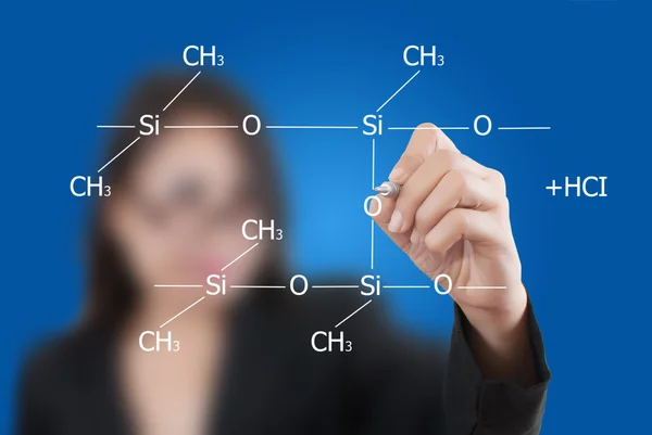 Asiatiska affärer lady skriva vetenskapliga formel på Whiteboard-tavlan — Stockfoto