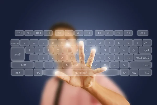 Asiático empresário empurrando teclado no quadro branco — Fotografia de Stock