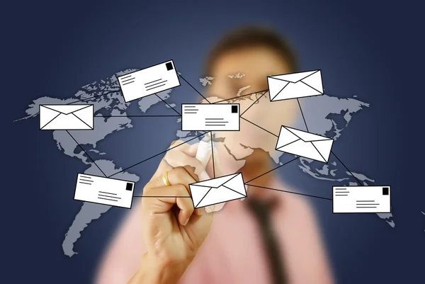 Asiatiska affärsman driver mail för sociala nätverk — Stockfoto