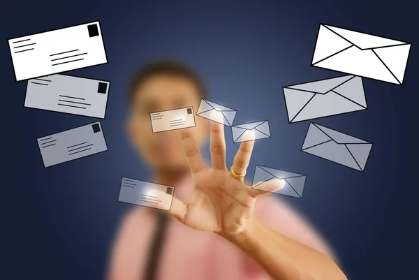 Empresário asiático empurrando correio para rede social — Fotografia de Stock