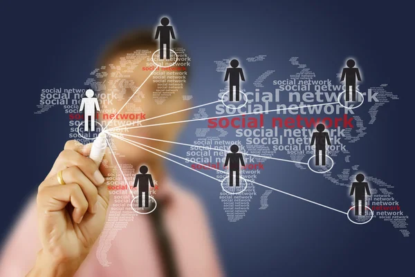 Asiatiska affärsman pushing sociala nätverk — Stockfoto