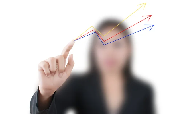 Mulher de negócios empurrando gráfico de negócios escrito no quadro negro — Fotografia de Stock