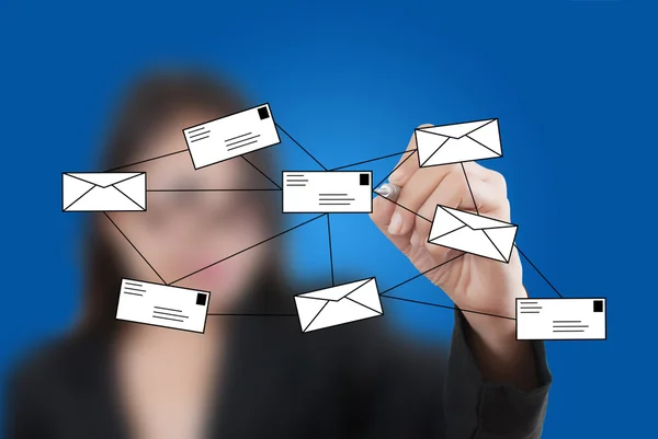 Aziatische business dame schrijven van mail voor sociaal netwerk — Stockfoto