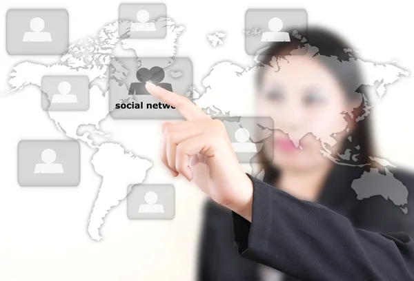 Business signora premendo posta in tutto il mondo per la comunicazione di social network — Foto Stock