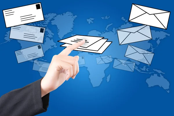 Ręcznie, naciskając klawisz poczty na całym świecie komunikacji społecznej sieci — Zdjęcie stockowe