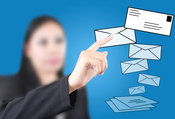 Asiatiska affärer lady driver mail för sociala nätverk — Stockfoto